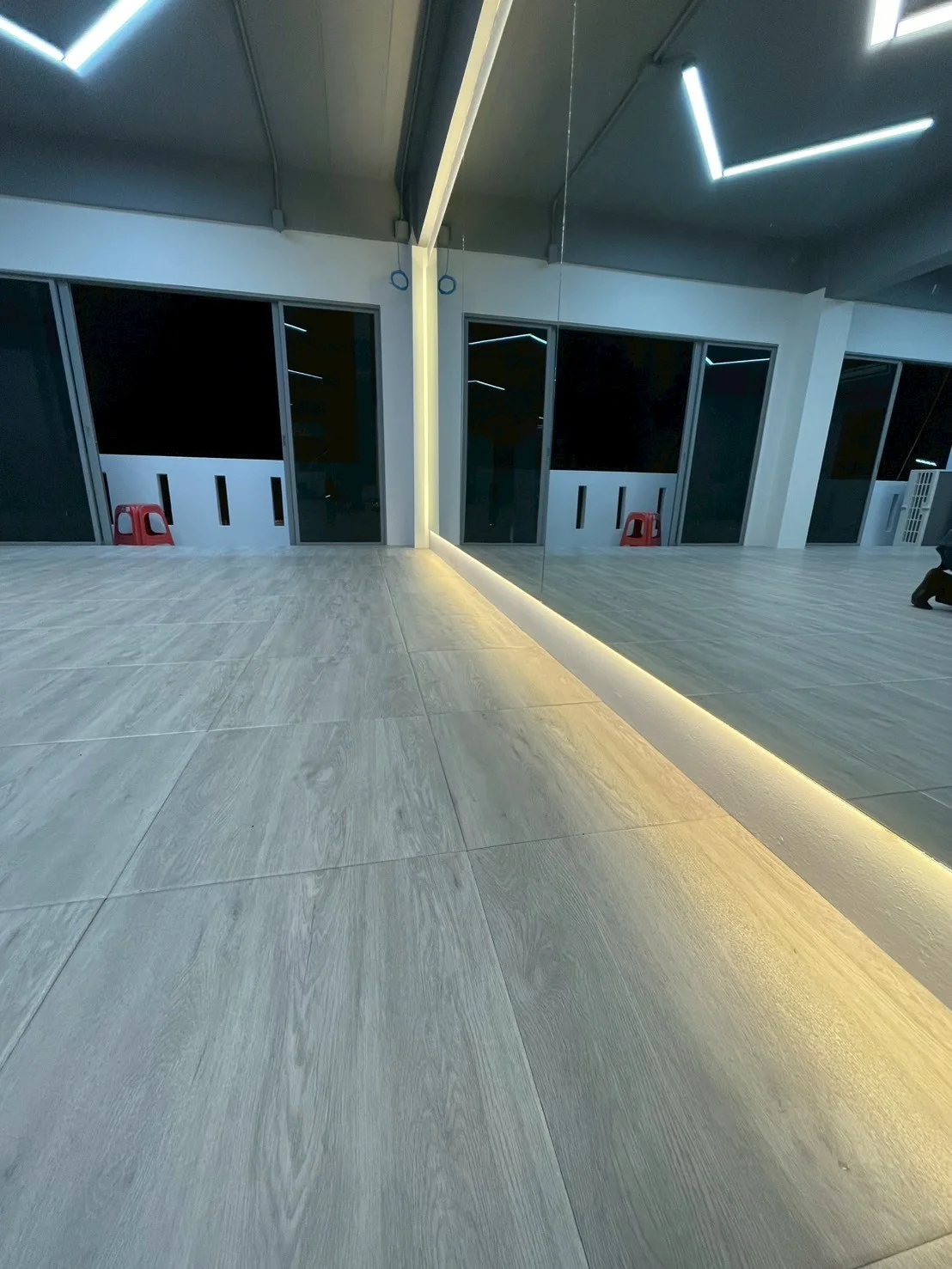 ติดตั้งพื้นที่เล่นเวท ด้วยแผ่นปูพื้นลายไม้ 5