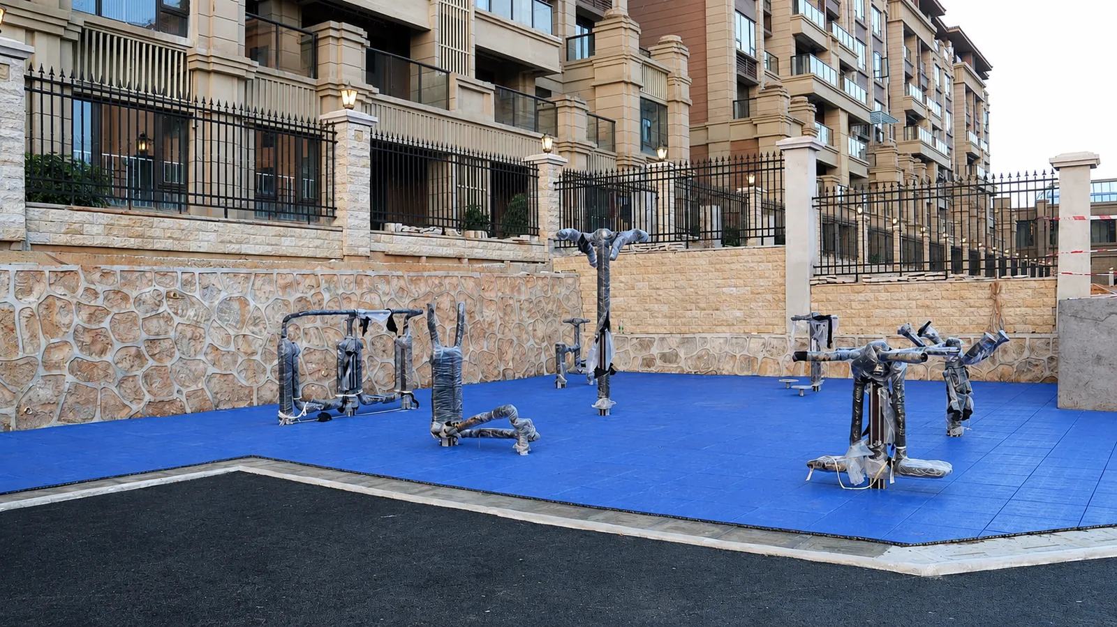 พื้นยางกลางแจ้ง ( Outdoor Rubber Tile ) ลานออกกำลังกาย พร้อมเครื่องออกกำลังกลางแจ้ง